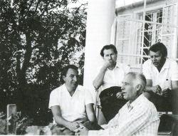 Balról jobbra: Tüskés Tibor, Fodor András, Takáts Gyula, B. L. (Becehegyen, Takáts Gyula házának teraszán, 1972. augusztus 5.)