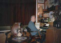 A volt „kisdolgozóban” az IBM Composer előtt, melyen tucatnyi könyvét szedte nyomdakészre (ez a szedőgép a számítógép őse)