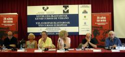 Krasznahorkai a „20 év falak nélkül” konferencia résztvevője többek között  Antonio Tabucchival, Norman Maneával és Juan Santamariával, Spanyolország korábbi USA-nagykövetével (San Sebastian, 2009) 