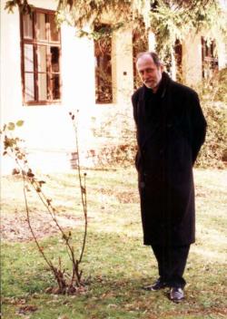 Szülőházának udvarán, Gyulán, 2003-ban