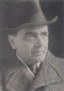 Édesapja, Mándy Gyula hírlapíró