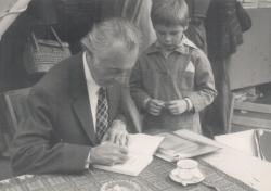 Mándy Iván dedikál
