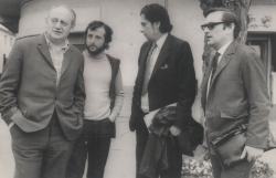 Harag György rendező, Kölönte Zsolt díszlettervező, Páskándi Géza és Csiki András színművész a Tornyot választok kolozsvári bemutatóján (1973)