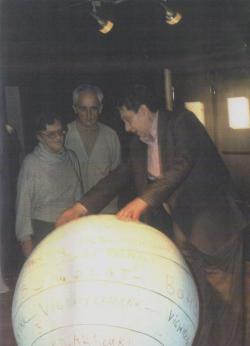 Vargha Balázs és felesége Páskándi Géza képvers-kiállításán a Fiatal Művészek Klubjában (1987)