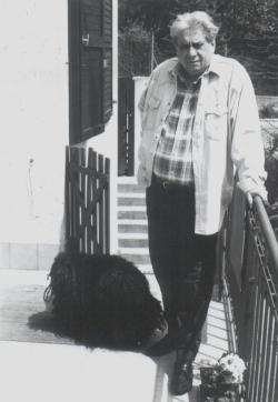 Házának teraszán, Szuszókával (1993, fotó: Udvarhelyi Csaba)