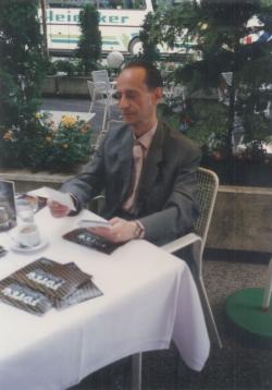 Nyolcvan évesen, a Flamenco Szálló teraszán