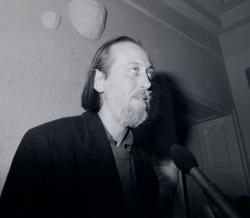 Krasznahorkai László Hegedűs 2 László kiállításának megnyitóján (Képek, könyvek, szövegek, Kierkegaard és Esterházy idézetek kiállítás, PIM, 1994)