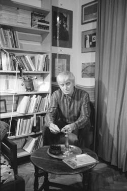 Mészöly Miklós a dolgozószobájában, 1987 (fotó: Kertész Dániel)