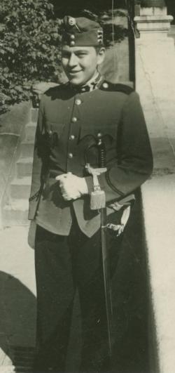 Örkény István katonaruhában