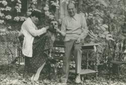 Örkény István  Radnóti Zsuzsával és Jötti nevű kutyájával (Fotó: Nádas Péter, 1976)