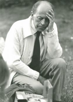 Örkény István visszahallgatja hangfelvételét  (Fotó: Danis Barna, 1978)